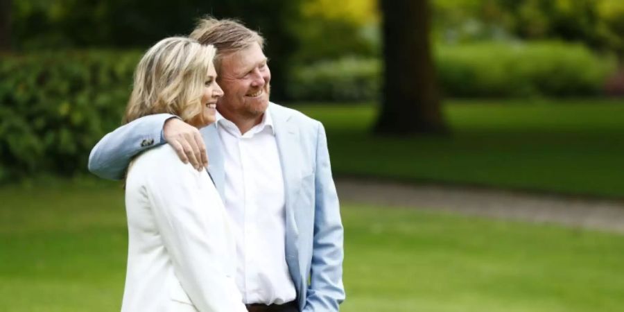 Máxima und Willem-Alexander Arm in Arm