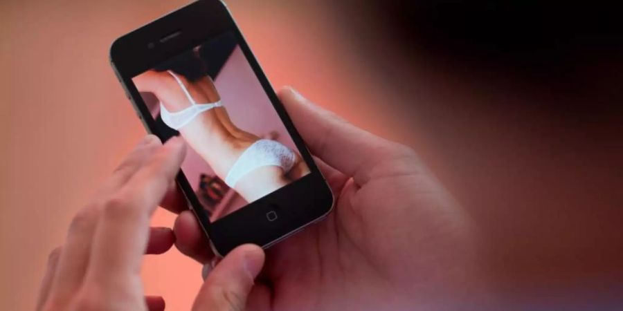 Nach Angaben des bayerischen Landeskriminalamts ist die Verbreitung von Kinderpornografie unter Jugendliche ein zunehmendes Problem. Foto: picture alliance / Julian Stratenschulte/dpa