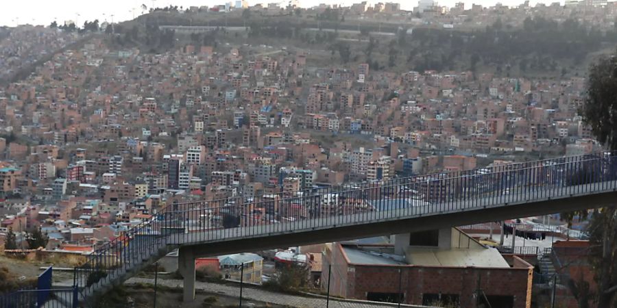 Ein Auto fährt an Wahlplakaten des ehemaligen bolivianischen Präsidenten Evo Morales vorbei, die an einer Wand gemalt sind. In Bolivien finden am 18.10.2020 Präsidentschafts- und Parlamentswahlen statt. Foto: Juan Karita/AP/dpa