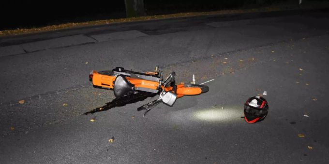 Streifkollision zwischen Auto und Motorfahrrad.