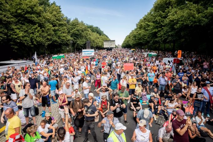 Dicht gedrängt und ohne die Abstandsregeln zu beachten stehen Tausende bei einer Kundgebung gegen die Corona-Beschränkungen auf der Strasse des 17. Juni. Demonstration gegen Corona-Massnahmen in Berlin