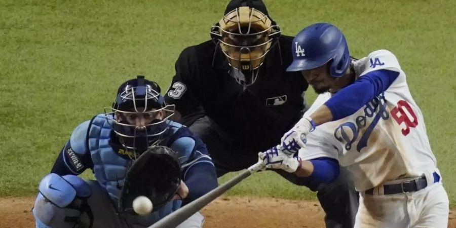 Mookie Betts (r) von den Los Angeles Dodgers in Aktion. Foto: Sue Ogrocki/AP/dpa
