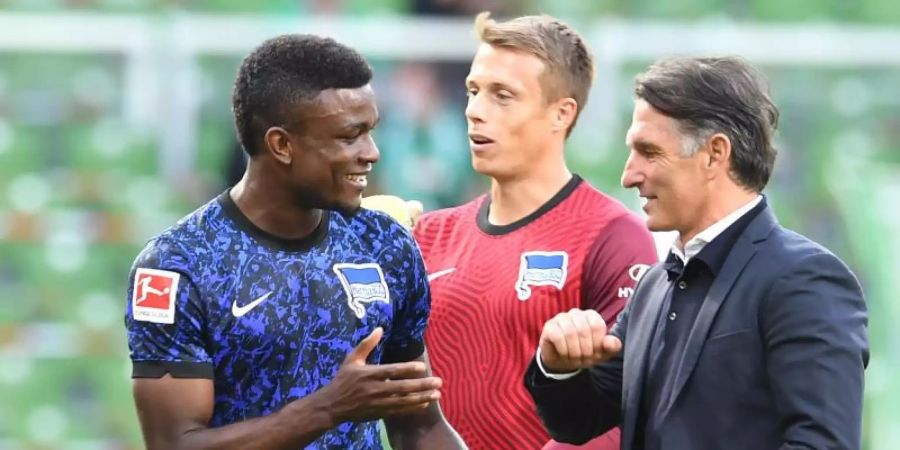 Gut gemacht: Hertha-Coach Bruno Labbadia beglückwünscht Neuzugang Jhon Cordoba. Foto: Carmen Jaspersen/dpa