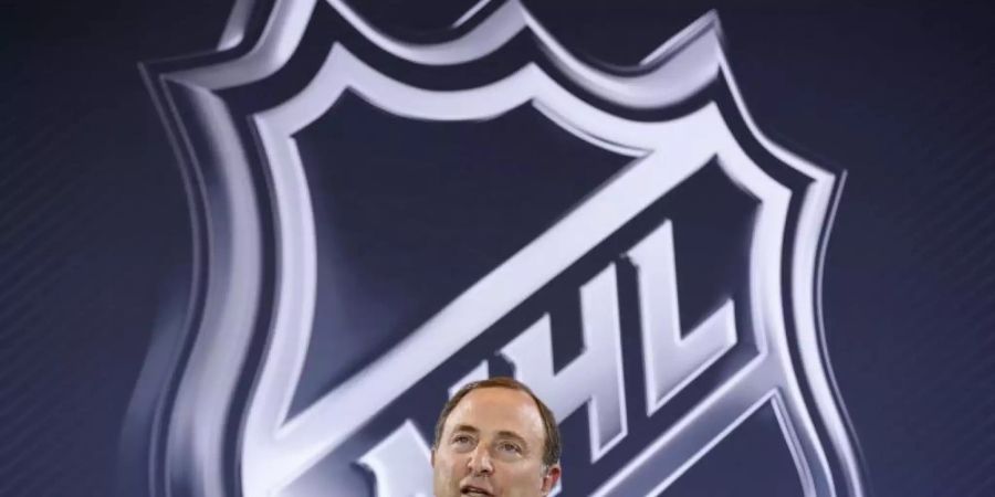 NHL-Commissioner Gary Bettman steht vor dem NHL Logo während einer Pressekonferenz. Foto: John Locher/AP/dpa