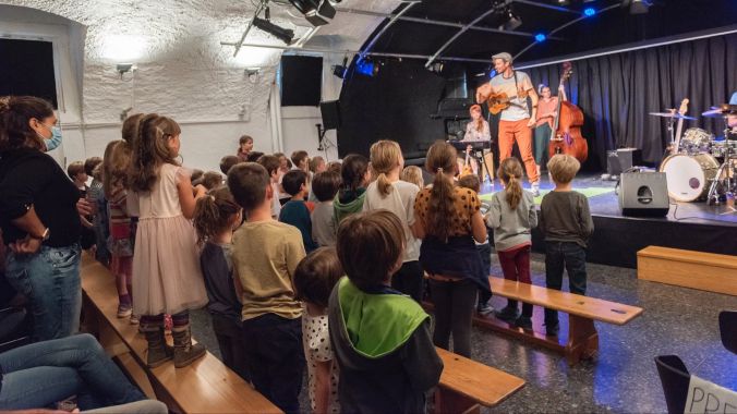 Die Musik reisst die Kinder mit.