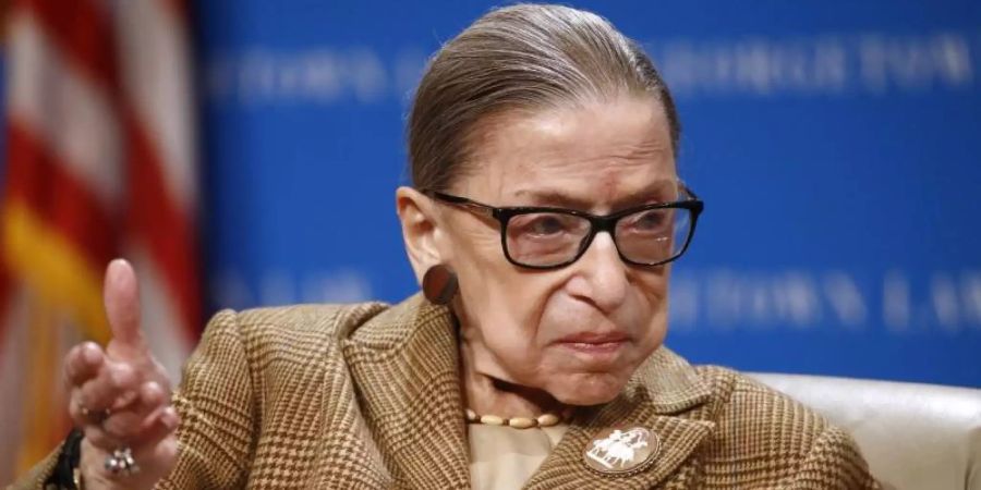 Ruth Bader Ginsburg spricht während einer Diskussion zum 100. Jahrestag der Ratifizierung des 19. Zusatzartikels. Die amerikanische Justiz-Ikone ist nun im Alter von 87 Jahren gestorben. Foto: Patrick Semansky/AP/dpa