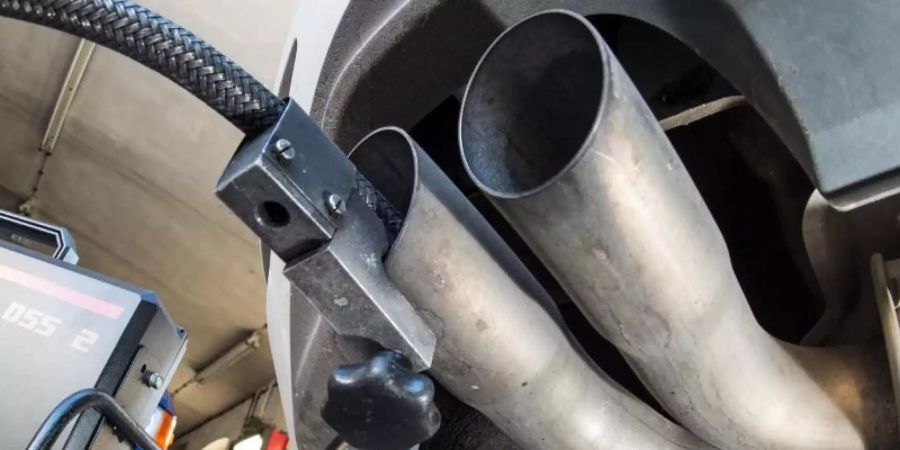 Ein Messschlauch eines Geräts zur Abgasuntersuchung für Dieselmotoren steckt in einem Auspuffrohr. (Symbolbild). Foto: Patrick Pleul/dpa-Zentralbild/dpa