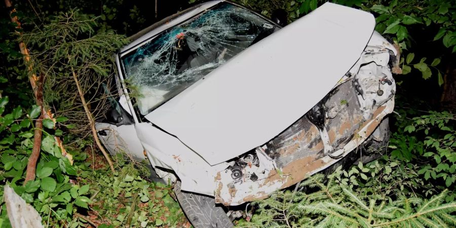 Personenwagen landet in Bachbett