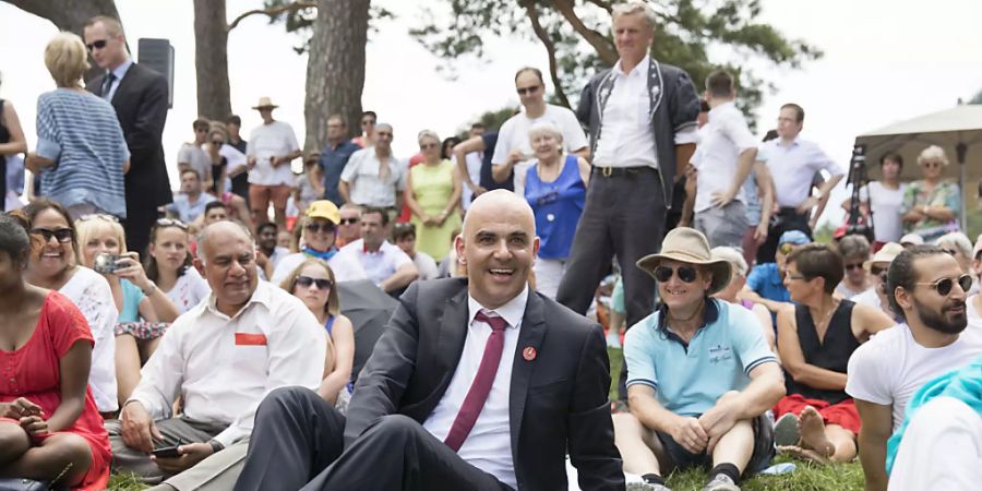 Alain Berset, damals Bundespräsident, nach seiner Ansprache am 1. August 2018 auf der Rütliwiese. In diesem Jahr findet der Anlass mit Bundespräsidentin Simonetta Sommaruga coronabedingt nur in sehr kleinem Rahmen statt. (Archivbild)