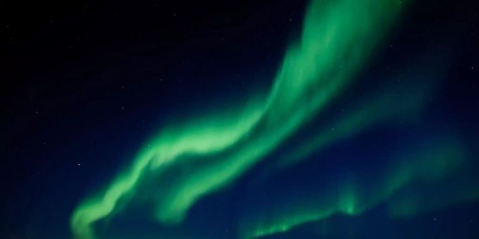 Die Aurora Borealis, welche ein Sonnensturm auslöst, mag wunderschön sein, aber die Situation ist es nicht. Minuten nach einem Ausbruch, werden auf der Erde elektronische Systeme gestört. (Archivbild) Sonnensturm