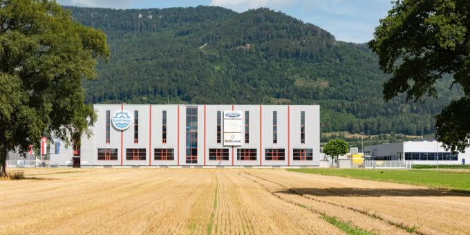 Die Ortschaft Härkingen ist geprägt von Landwirtschaft und Industrie. Mitten durch Härkingen führt die A1. Beim Härkinger Kreuz verzweigen die A1 Bern-Zürich und die A2 Basel-Luzern. Im Bild: Emil Egger, Transportunternehmung. Die Ortschaft Härkingen ist geprägt von Landwirtschaft und Industrie. Mitten durch Härkingen führt die A1. Beim Härkinger Kreuz verzweigen die A1 Bern-Zürich und die A2 Basel-Luzern. Im Bild: Emil Egger, Transportunternehmung.