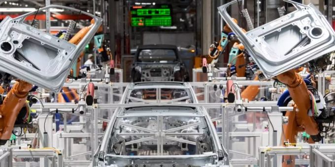 Im Karosseriebau des Volkswagen-Werkes in Sachsen montieren Roboter die Türen des VW ID.3. Volkswagen