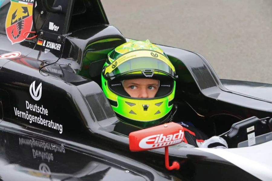 Sein Debüt im Automobilrennsport feierte Mick Schumacher 2015 mit dem Van-Amersfoort-Team in der deutschen Formel 4.