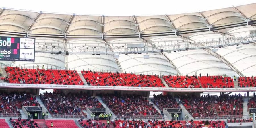 Bei Leverkusen gegen Stuttgart kamen weniger Zuschauer als erlaubt ins Stadion. Foto: Tom Weller/dpa