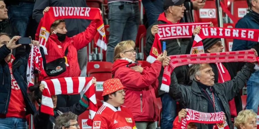 Bei einem Testspiel gegen Hannover 96 haben sich die Fans von Union Berlin das Singen nicht nehmen lassen. Foto: Andreas Gora/dpa