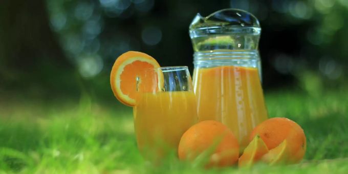Fruchtsäfte enthalten oft viel Zucker. Orangensaft