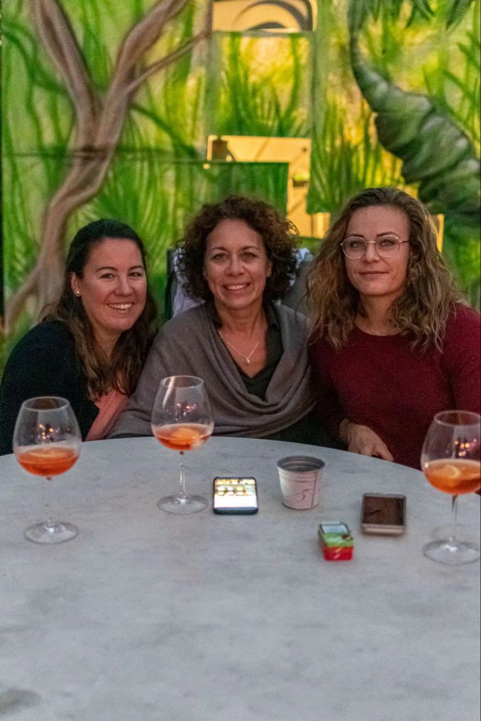 (v.l.) Franziska, Andrea und Cornelia in der Überseh-Bar.
