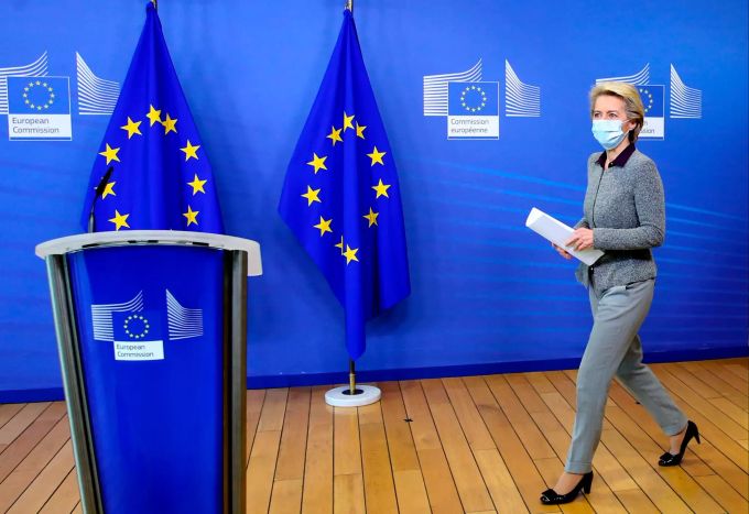 Ursula von der Leyen (CDU), Präsidentin der Europäischen Kommission, trifft mit Mundschutz zu einer Pressekonferenz im EU-Hauptquartier ein. 27.08.2020, Belgien, Brüssel Nach Rücktritt