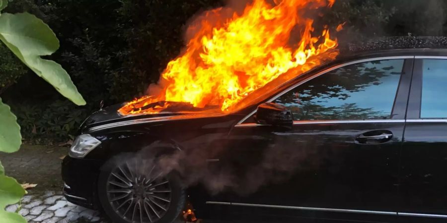 Auto in Brand geraten