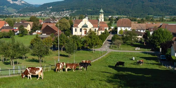 Ein Friedhof und die römisch-katholische Kirche St. Urs & Viktor in Kestenholz. Ein Friedhof und die römisch-katholische Kirche St. Urs & Viktor in Kestenholz.