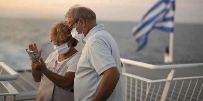 Immer mehr Senioren sind im Internet unterwegs. Senioren Smarphone Schiff