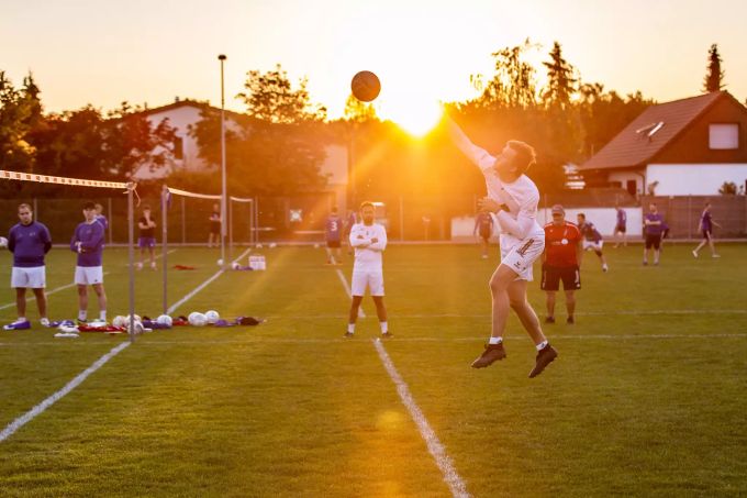Während der Feldsaison von Mai bis September wird draussen gespielt. Faustballcenter Oberentfelden