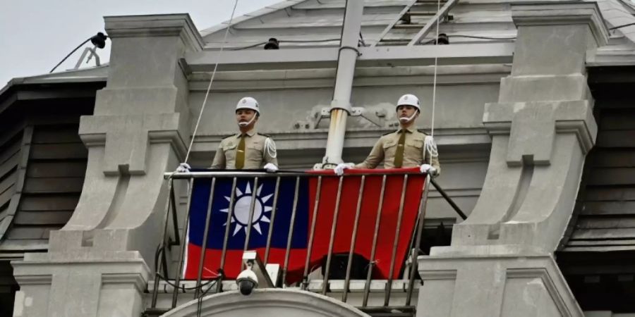 Polizisten in Taipeh hissen Flagge am Nationalfeiertag