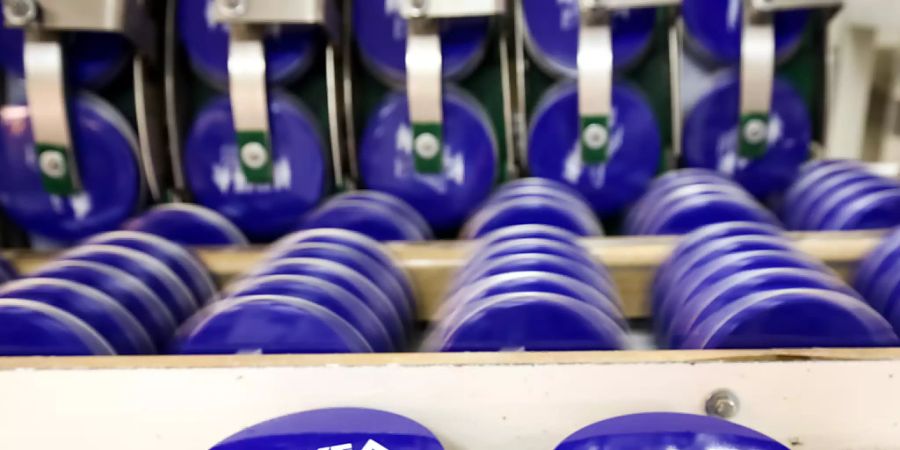Die Corona-Pandemie bremst den Konsumgüterhersteller Beiersdorf weiterhin aus. Die Umsätze lagen nach den ersten neun Monaten bei 5,24 Milliarden Euro, wie der Nivea-Hersteller mitteilte. (Archivbild)