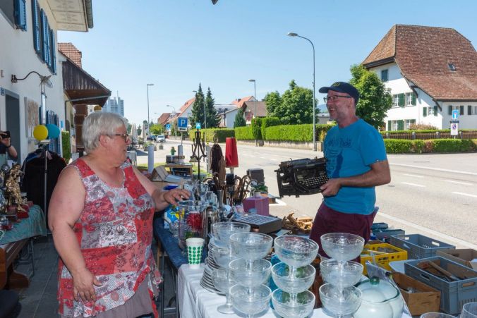Manuela verhandelt mit bei ELHANDEL über den Preis einer antiken Büromaschine.