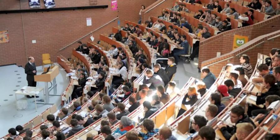 Das Durchschnittsalter der Studierenden lag im Wintersemester 2019/2020 laut den Statistikern bei 23,4 Jahren. Foto: Uwe Zucchi/dpa/Illustration