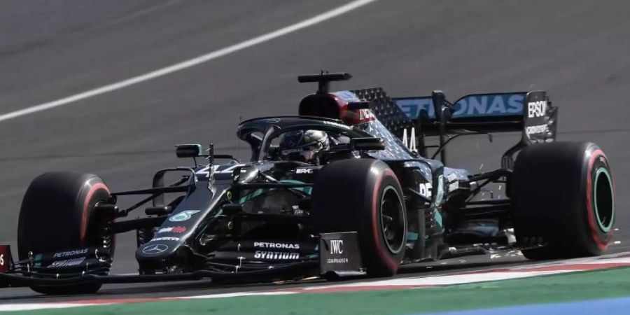 Lewis Hamilton vom Team Mercedes hat sich bei der Qualifikation für den Grossen Preis von Portugal die Pole Position gesichert. Foto: Jorge Guerrero/AFP Pool/AP/dpa