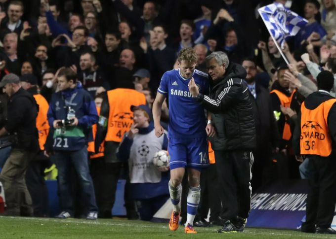 José Mourinho spricht mit André Schürrle. Die beiden hatten bei Chelsea ein schwieriges Verhältnis. José Mourinho