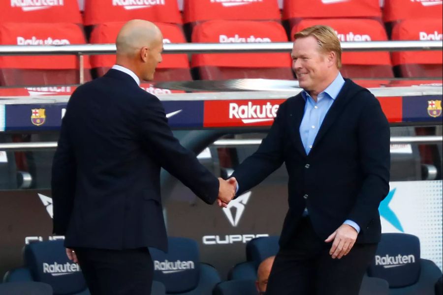 Zinedine Zidane (Trainer Real) und Ronald Koeman (Trainer FC Barcelona) beim Handshake.