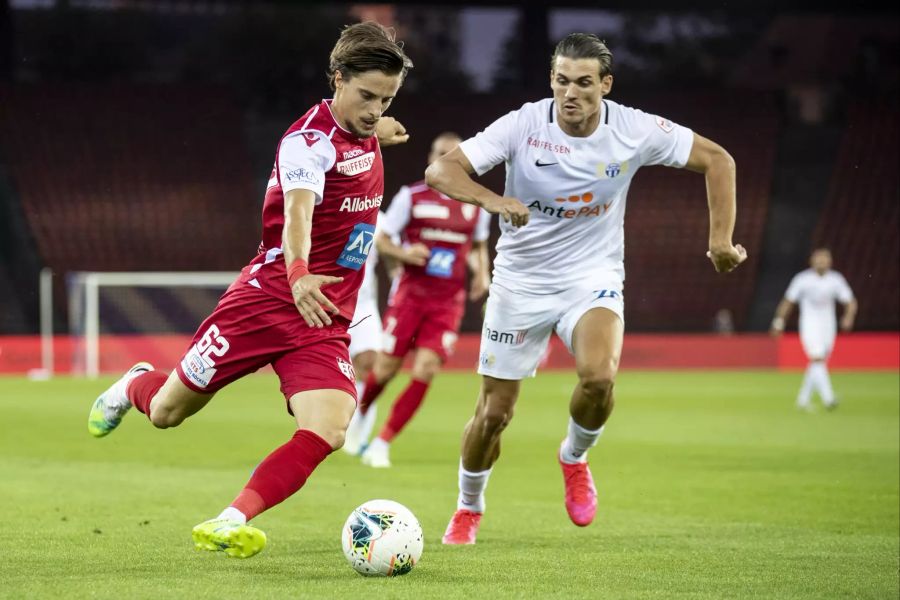 Sions Quentin Maceiras (l.) behauptet den Ball gegen Zürichs Benjamin Kololli (r.).