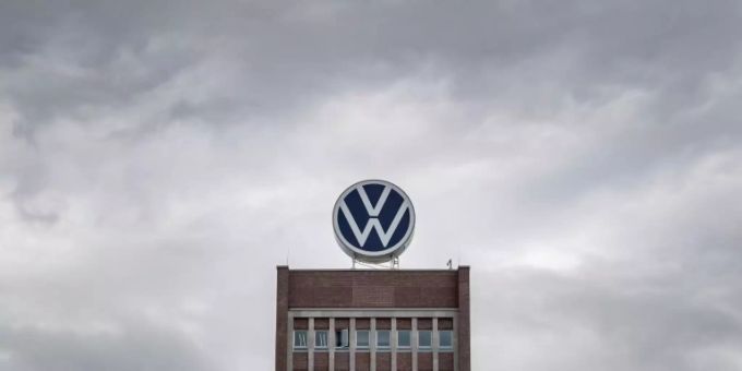 VW-Logo auf Verwaltungshochhaus in Wolfsburg. (Archivbild) vw