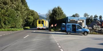 Rollerfahrer bei Kollision mit Auto schwer verletzt