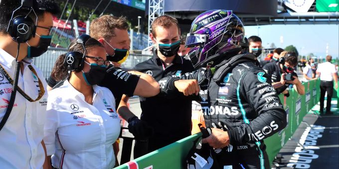 Lewis Hamilton jubelt über seine Pole-Position in Monza. Lewis Hamilton