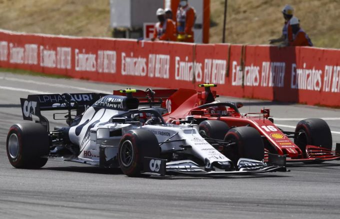 Pierre Gasly (l.) im AlphaTauri im Duell mit Ferrari-Pilot Charles Leclerc (r.) beim GP von Spanien in der Formel 1. Pierre Gasly Formel 1