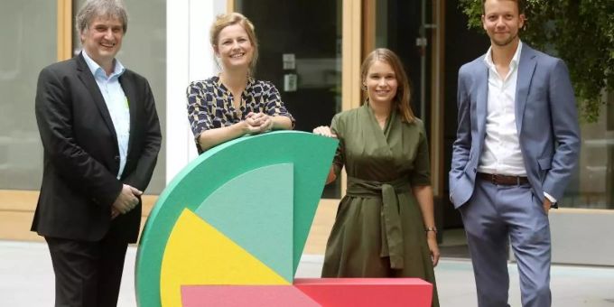 Vertreter des Deutschen Instituts für Wirtschaftsforschung (DIW), des Max-Planck-Instituts, dem Pilotprojekt «Mein Grundeinkommen», und des Vereins «Mein Grundeinkommen» bei der gemeinsamen Pressekonferenz zum Start einer Langzeitstudie zum Grundeinkommen. Foto: Wolfgang Kumm/dpa Vertreter des Deutschen Instituts für Wirtschaftsforschung (DIW), des Max-Planck-Instituts, dem Pilotprojekt «Mein Grundeinkommen», und des Vereins «Mein Grundeinkommen» bei der gemeinsamen Pressekonferenz zum Start einer Langzeitstudie zum Grundeinkommen. Foto: Wolfgang Kumm/dpa