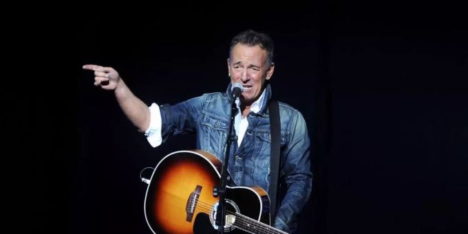 Bruce Springsteen tritt 2018 beim 12. «Stand Up For Heroes»-Benefizkonzert in New York auf. Foto: Brad Barket/Invision/AP/dpa Bruce Springsteen tritt 2018 beim 12. «Stand Up For Heroes»-Benefizkonzert in New York auf. Foto: Brad Barket/Invision/AP/dpa