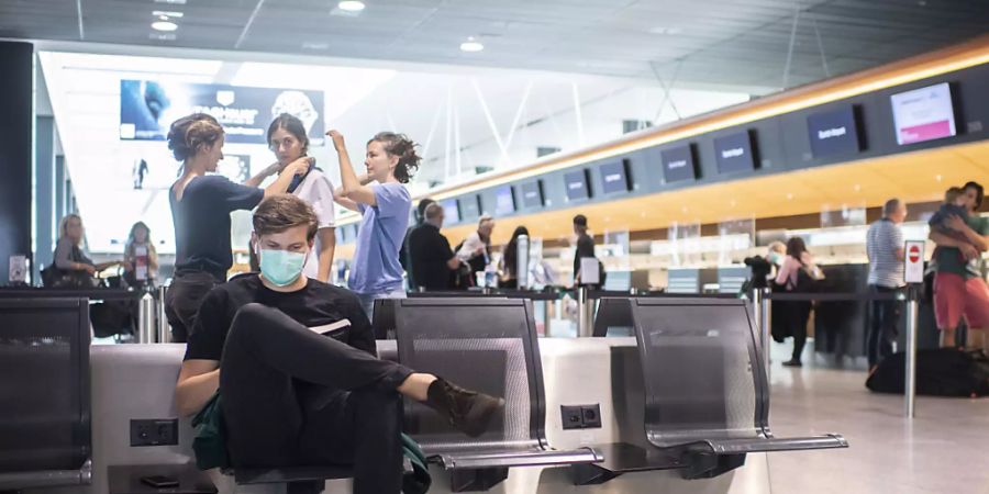 Auch im Monat Juli bewegten sich die Passagierzahlen am Flughafen Zürich auf tiefem Niveau. Immerhin hat sich Geschäft gegenüber den Monaten davor etwas belebt.(Archivbild)