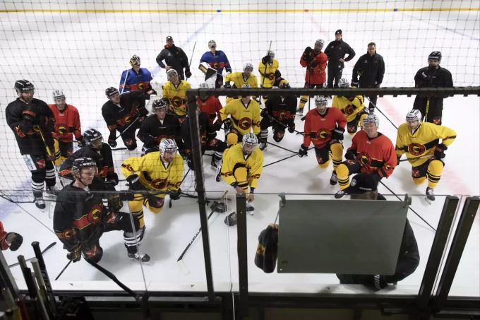 Die Spieler des SCB beim ersten Eistraining unter Neo-Coach Don Nachbaur. SCB