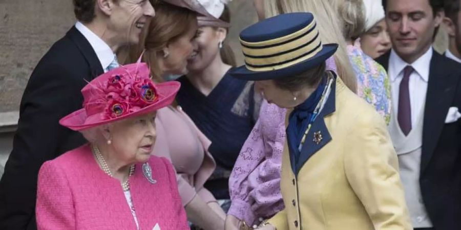 Queen Elizabeth und Prinzessin Anne.