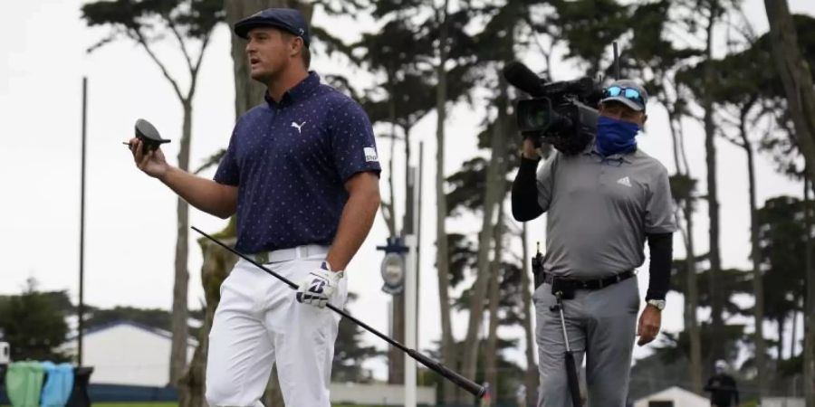 Bryson DeChambeau hält den Kopf seines gebrochenen Drivers in der Hand. Foto: Jeff Chiu/AP/dpa