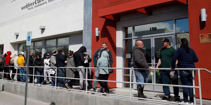 Menschen stehen in einer Schlange vor einem Jobcenter, um Arbeitslosenhilfe zu beantragen. (Archivbild) Arbeitslosenhilfe