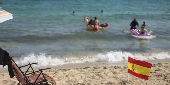 Touristen sind auf den Kanaren ab sofort gegen die Folgen einer im Urlaub festgestellen Coronainfektion versichert. Foto: Joan Mateu/AP/dpa Spanien
