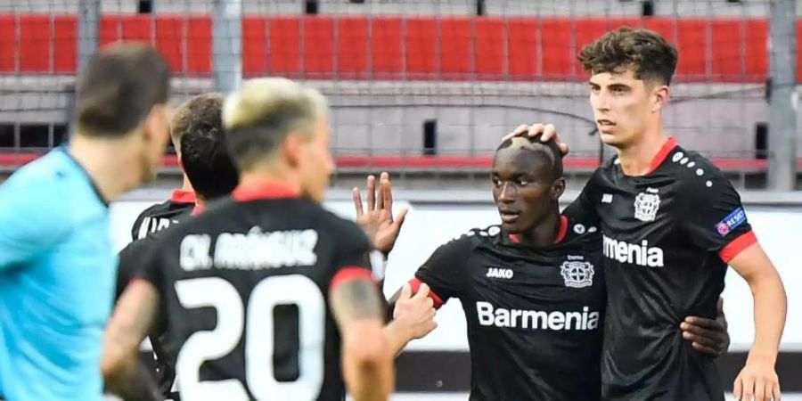Leverkusens Torschütze Moussa Diaby (2.v.r.) feiert seinen Treffer zum 1:0 gegen die Glasgow Rangers mit mit Kai Havertz. Foto: Martin Meissner/AP-Pool/dpa