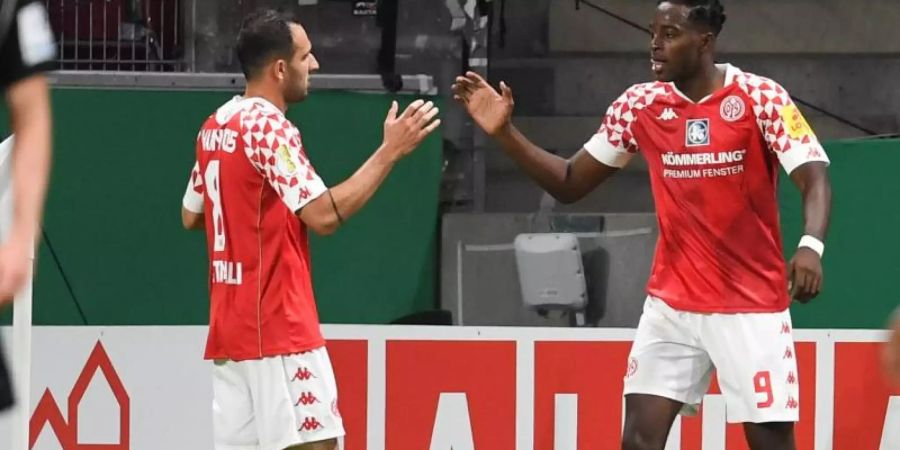 Der Mainzer Torschütze Jean-Philippe Mateta (r) feiert mit Levin Öztunali den Treffer zum 1:1-Ausgleich gegen den TSV Havelse. Foto: Arne Dedert/dpa