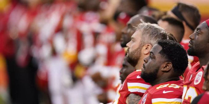 Skandal in Kansas - NFL-Stars wegen Anti-Rassismus-Gesten ausgebuht