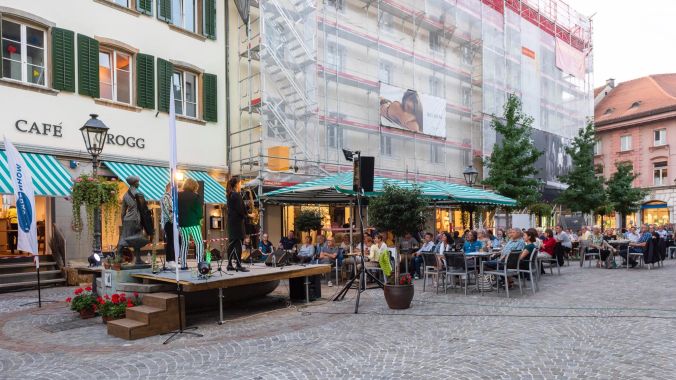 Gut besucht - trotz Sicherheitsabstand. Konzerte im Oberen Graben sind beliebt.